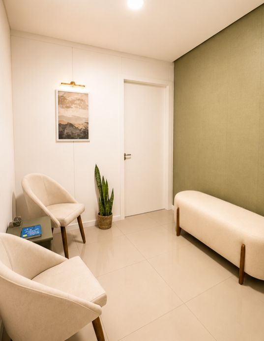 Detalhe do consultório com poltrona e plantas